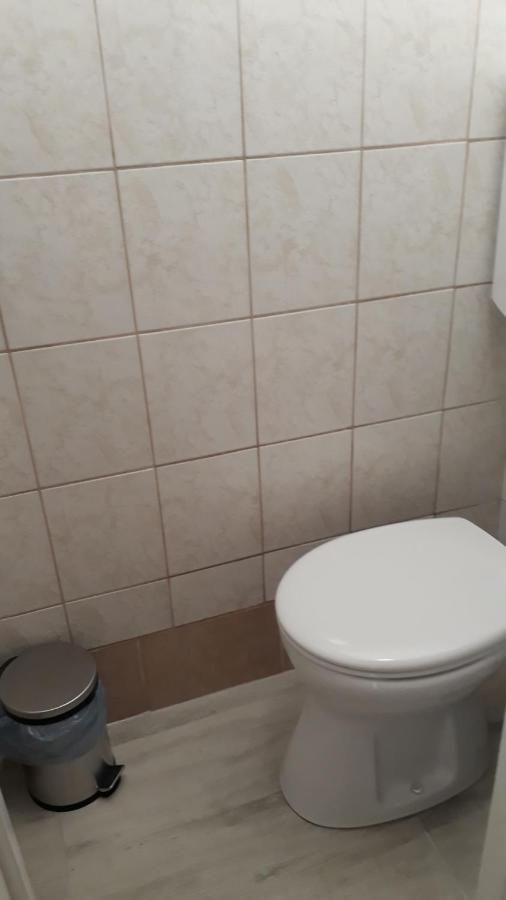 Vilagos, Kellemes Lakas, Jo Koezlekedessel Budapest Bagian luar foto